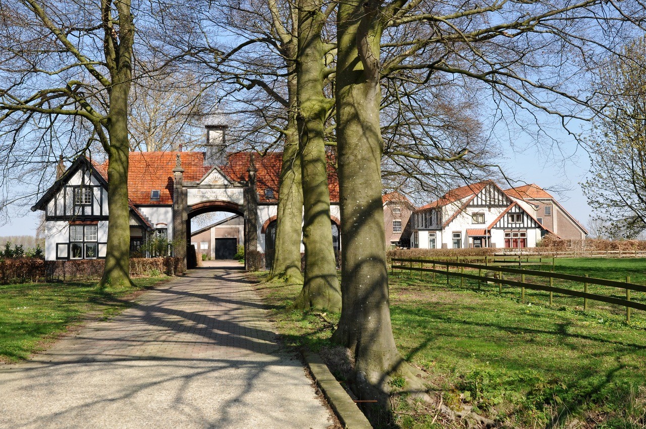 monumentale boerderij tussen Elst en Homoet