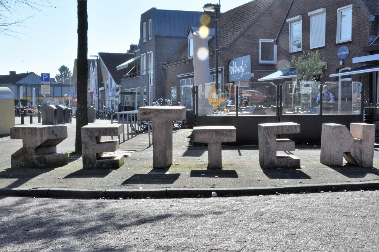 winkelstraat in Zetten met betonnen elementen vormen alle letters van Z e t t e n