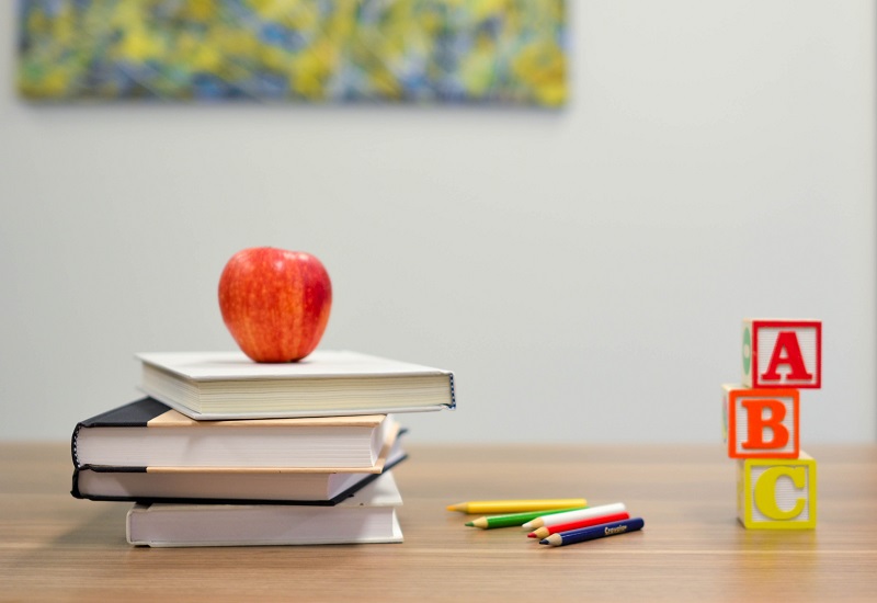 BOB onderwijs, afbeelding van boeken met kleurpotloden en ABC letters
